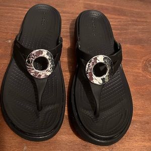 EUC Crocs Sanrah Beveled Circle Wedge Flip size 6